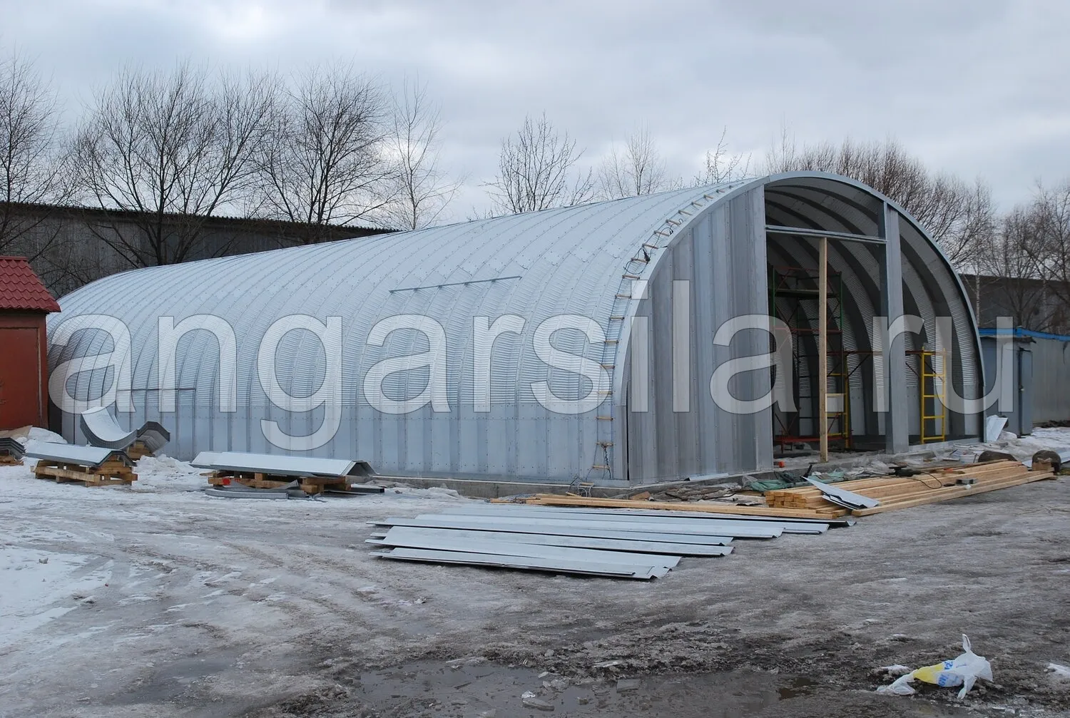 картинка-ссылка на статью: Какой ангар подходит для хранения техники в Нефтеюганске?