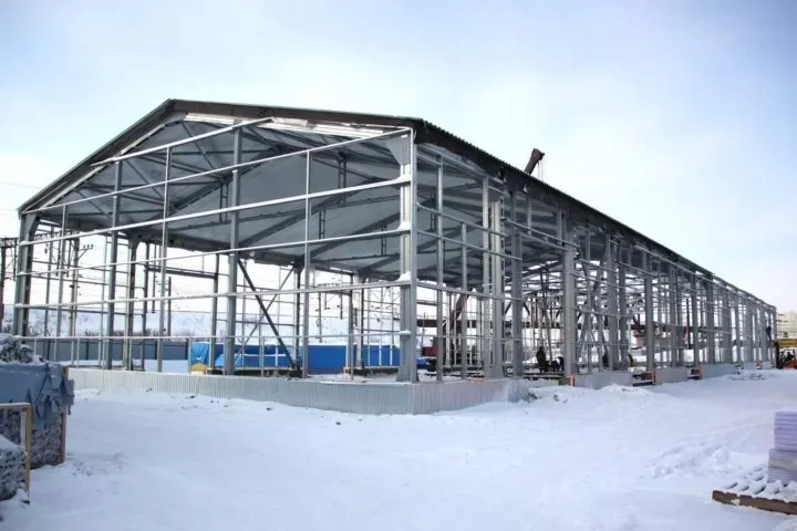 картинка-ссылка на статью: Как очистить ангар от снега в Нефтеюганске?